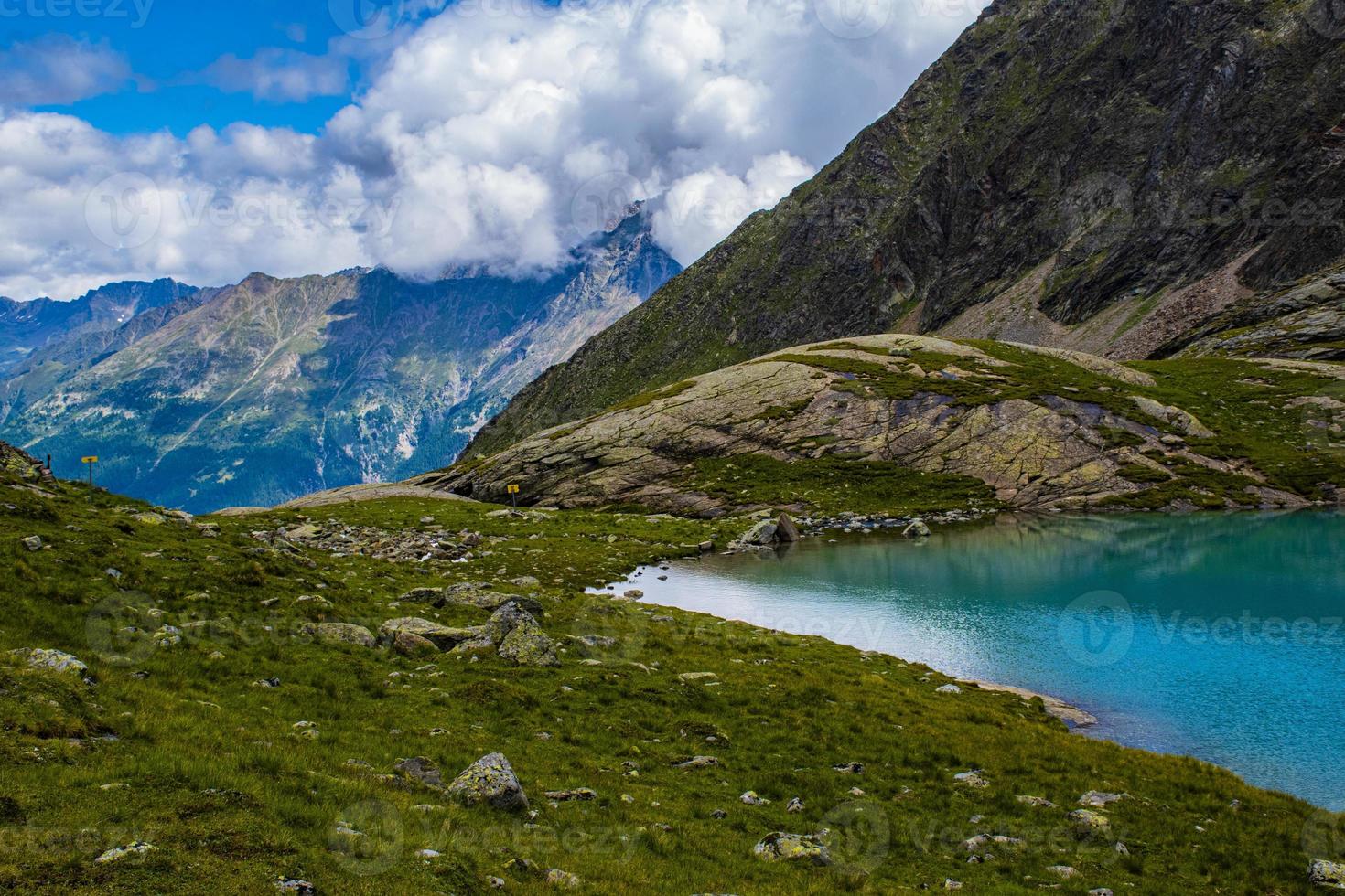 pequeno lago alpino nos Alpes austríacos do Tirol foto