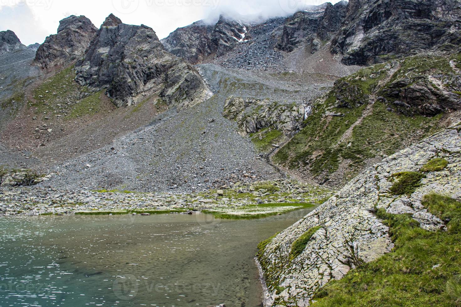 pequeno lago alpino nos Alpes austríacos do Tirol foto