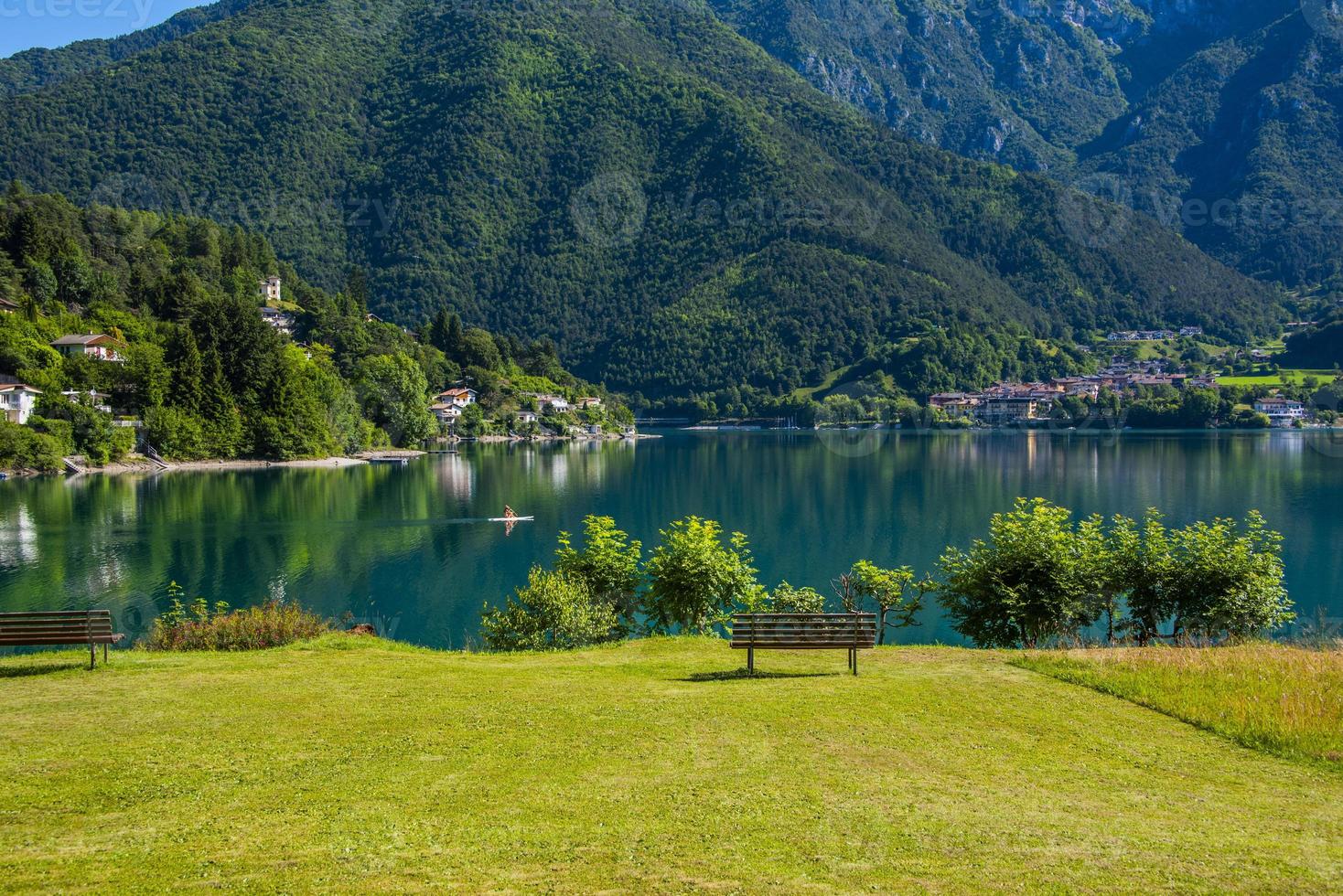 lago ledro nos alpes em trento, itália foto