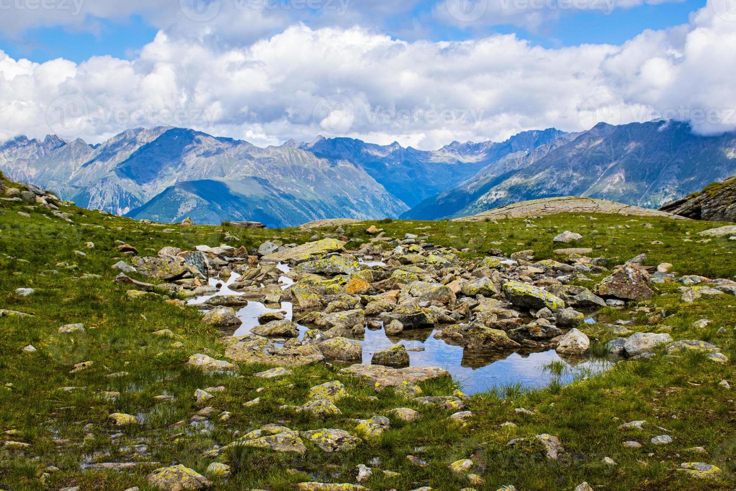 pequeno lago alpino nos Alpes austríacos do Tirol foto