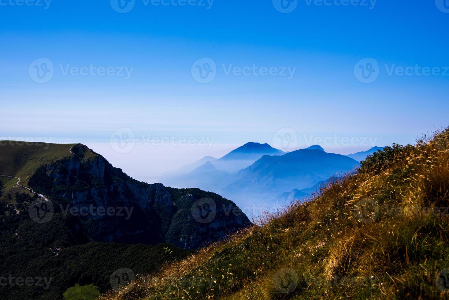 céu azul e neblina nas montanhas ao redor do lago Garda foto