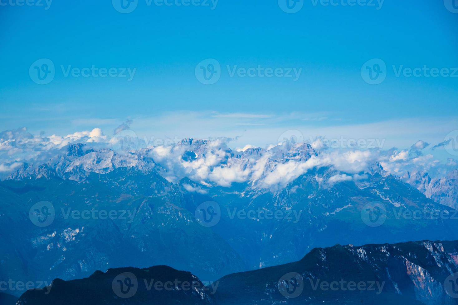 os picos dos Alpes ao redor do Lago Garda foto