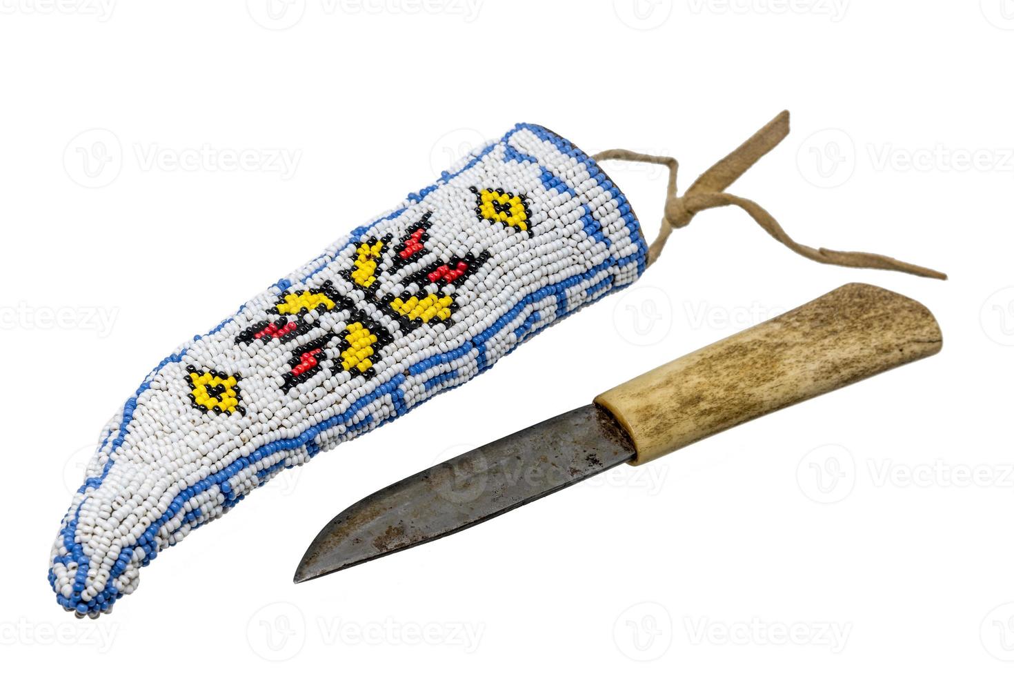 faca indiana com cabo de osso em aljava bordada com miçangas foto