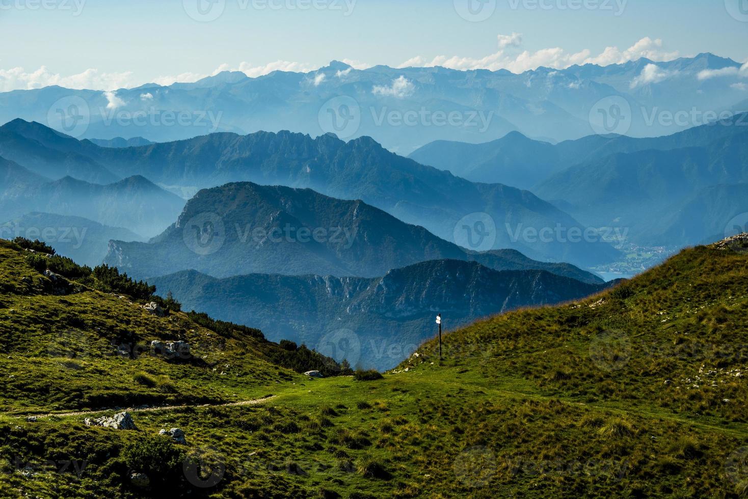 os picos dos Alpes ao redor do Lago Garda foto