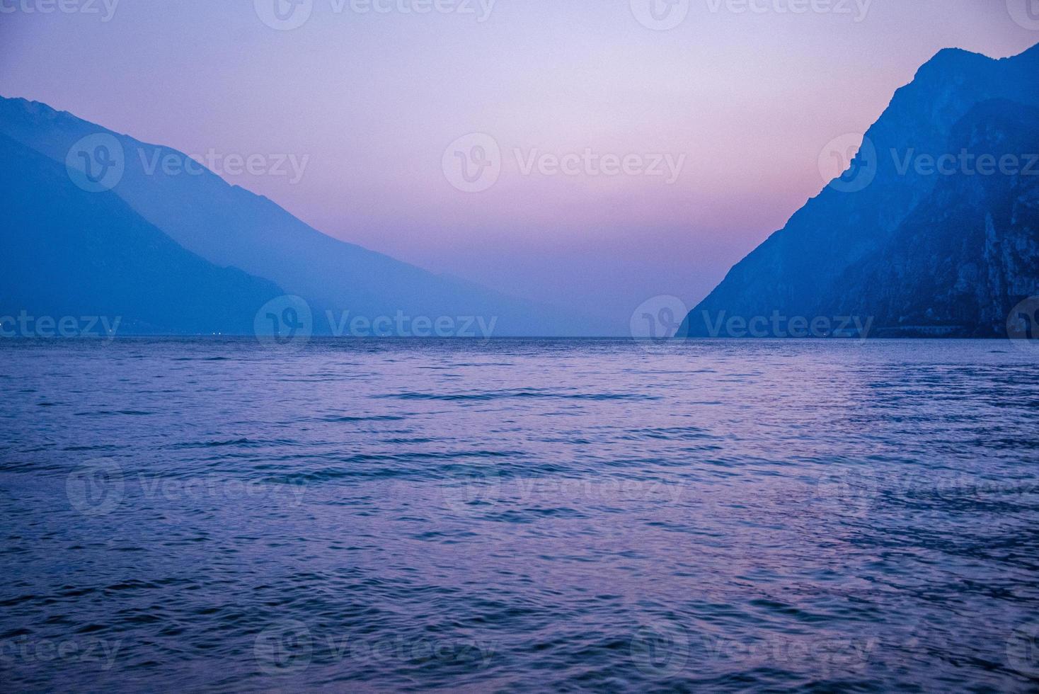 o momento antes do pôr do sol no lago garda, trento, itália foto