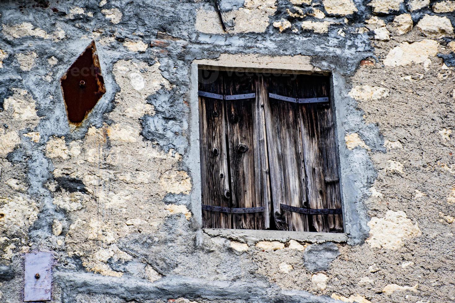 janela vintage na parede de pedra foto