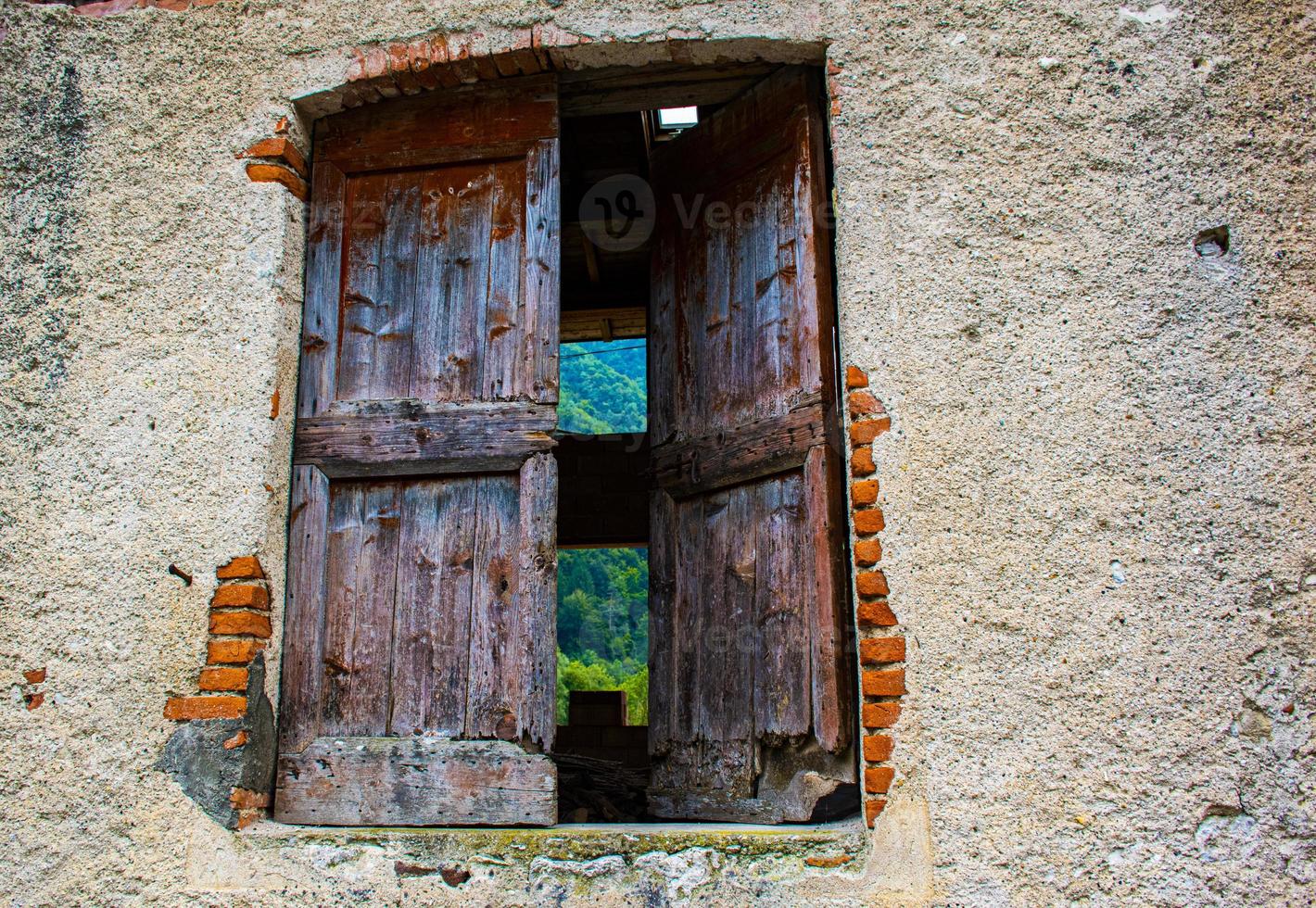 velha porta de madeira de um celeiro abandonado foto