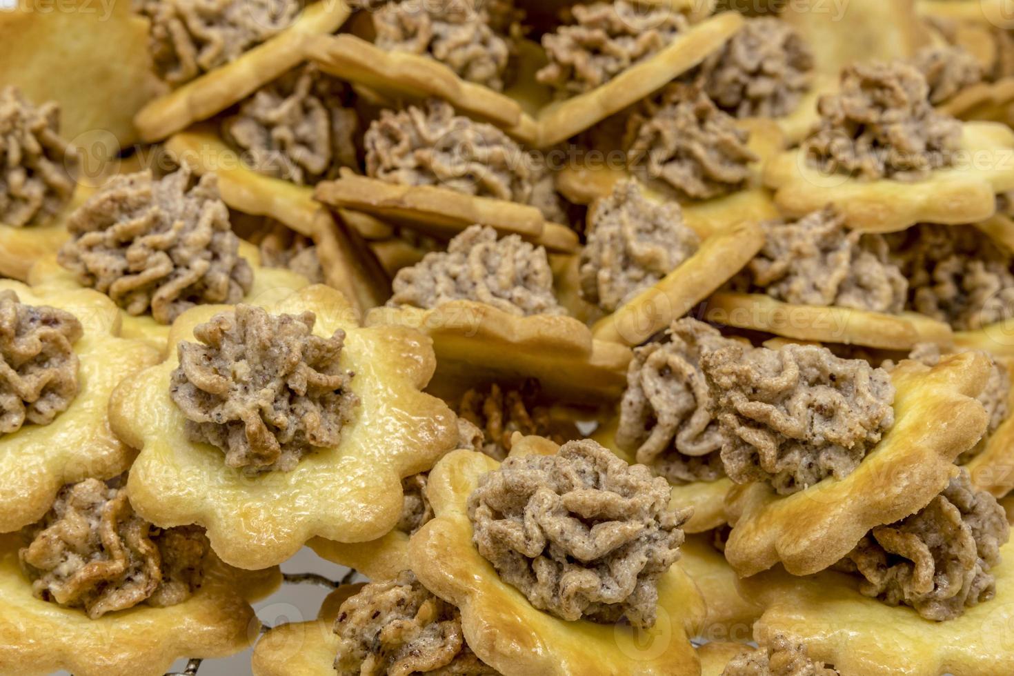 muitos pedaços de biscoitos de biscoitos de natal estão empilhados foto