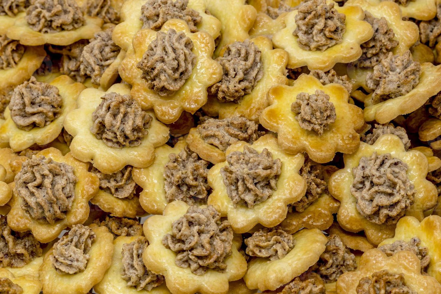 muitos pedaços de biscoitos de biscoitos de natal estão empilhados foto