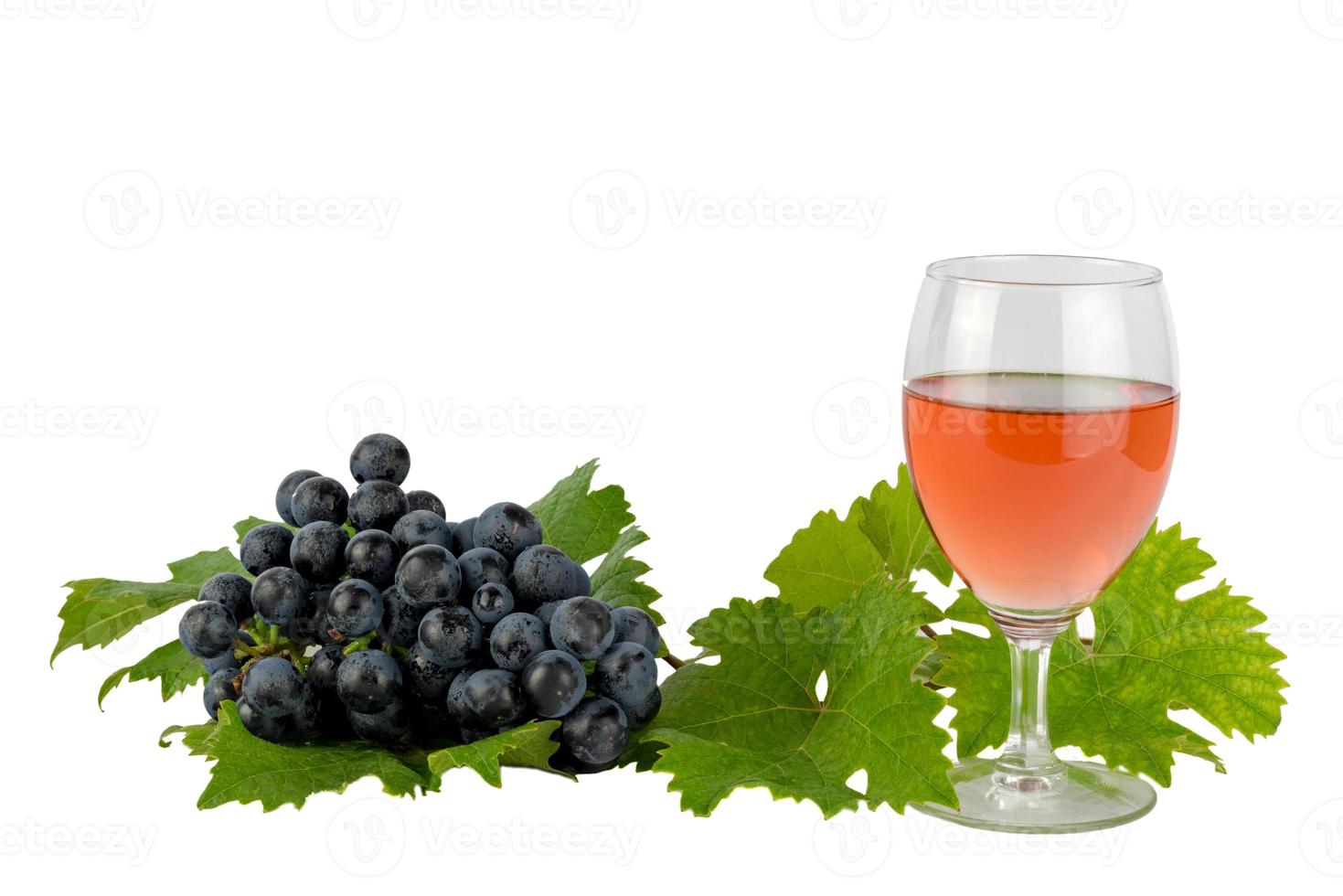 vinho tinto com pontas vermelhas e uvas isoladas em branco foto