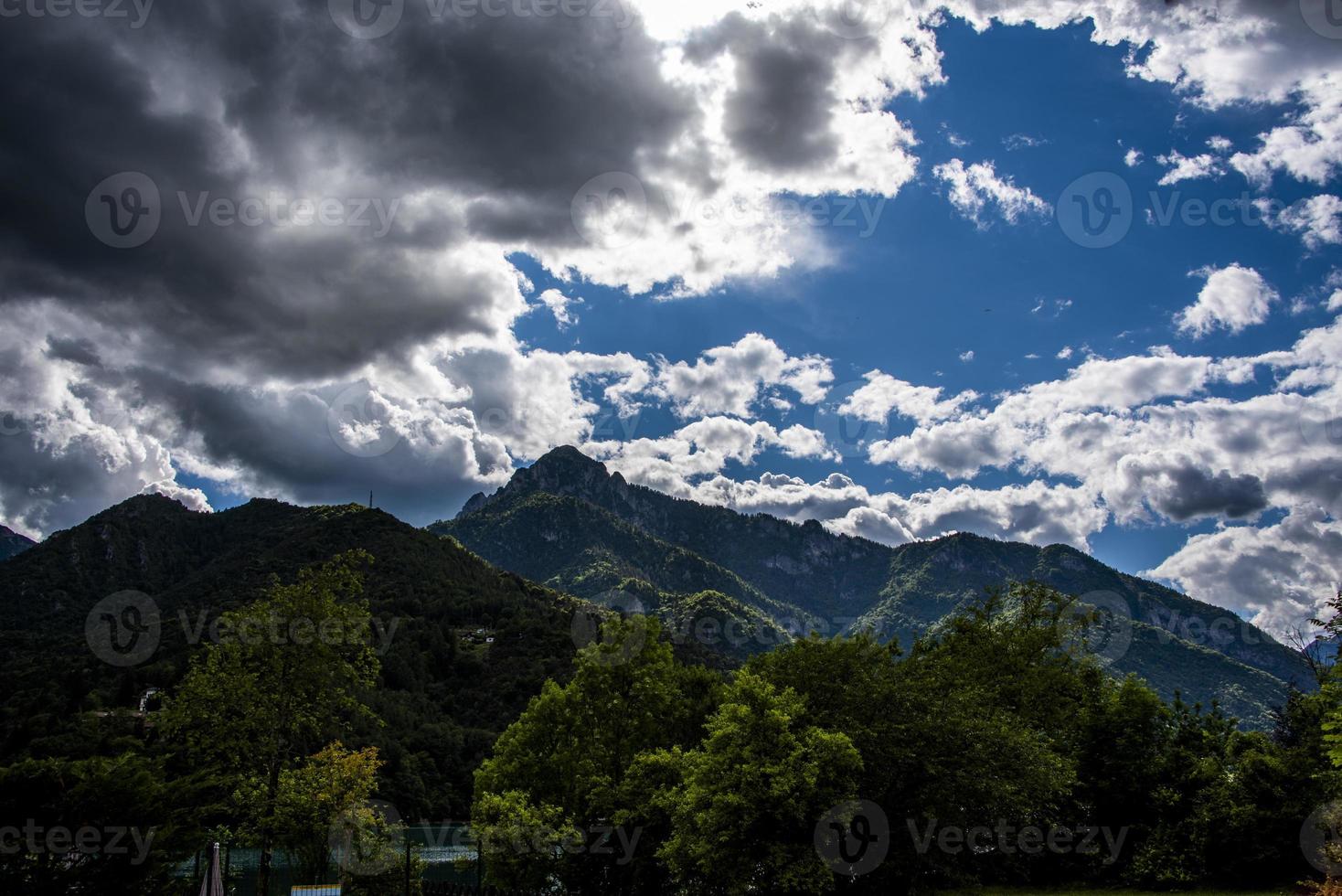 Alpes no Lago Garda com nuvens e árvores foto