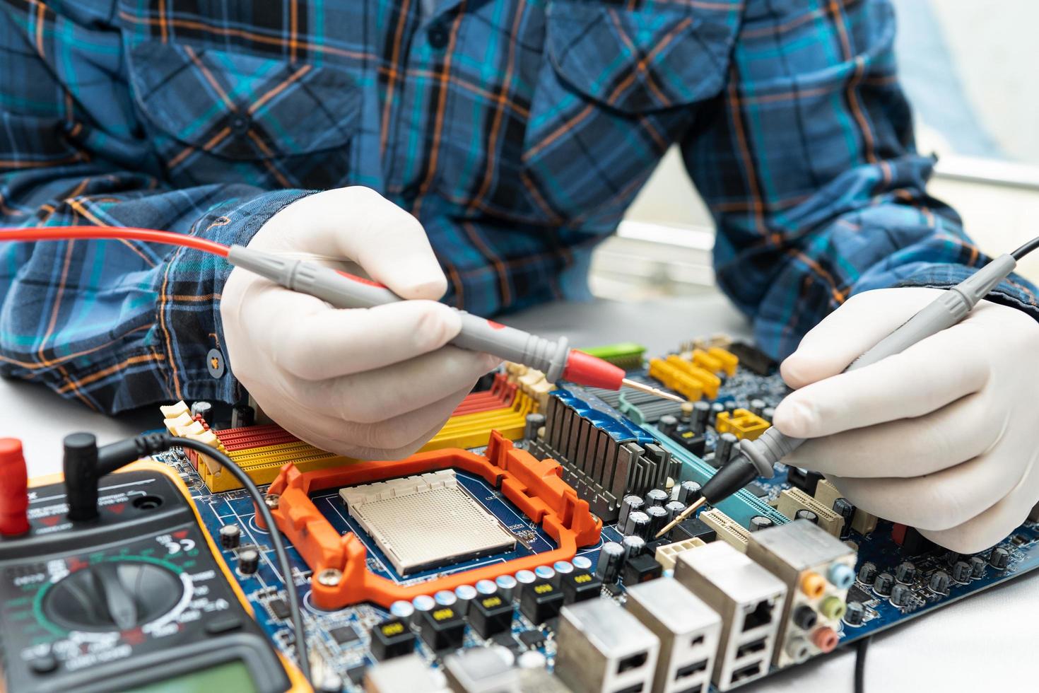 técnico que repara dentro do disco rígido com ferro de solda foto