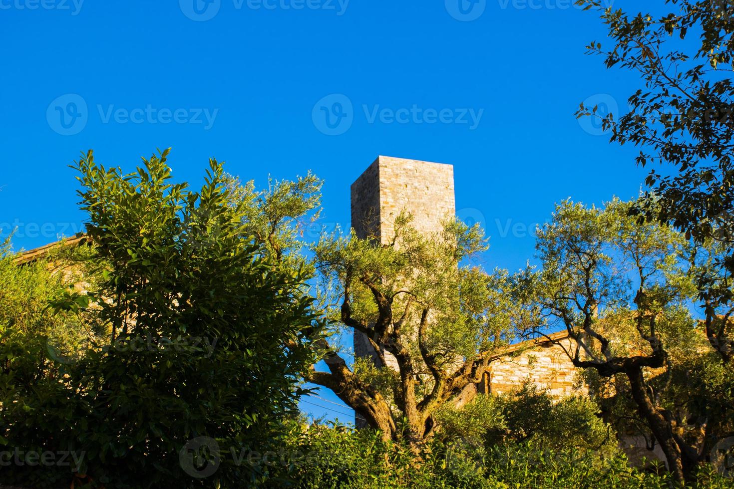 torre medieval nas colinas da úmbria itália foto