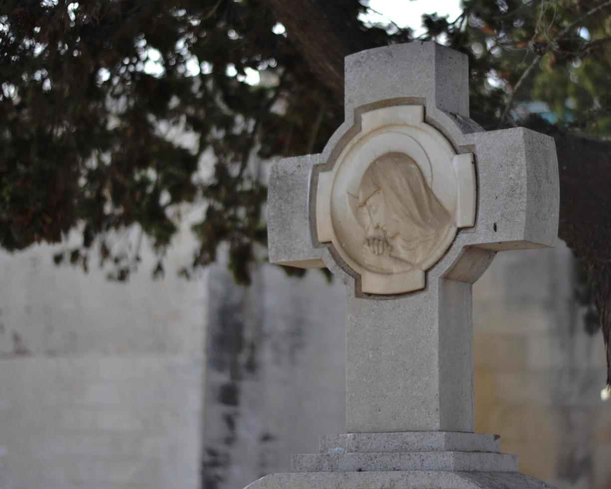 cidade, país, mm dd, aaaa - cruz de mármore em um cemitério foto