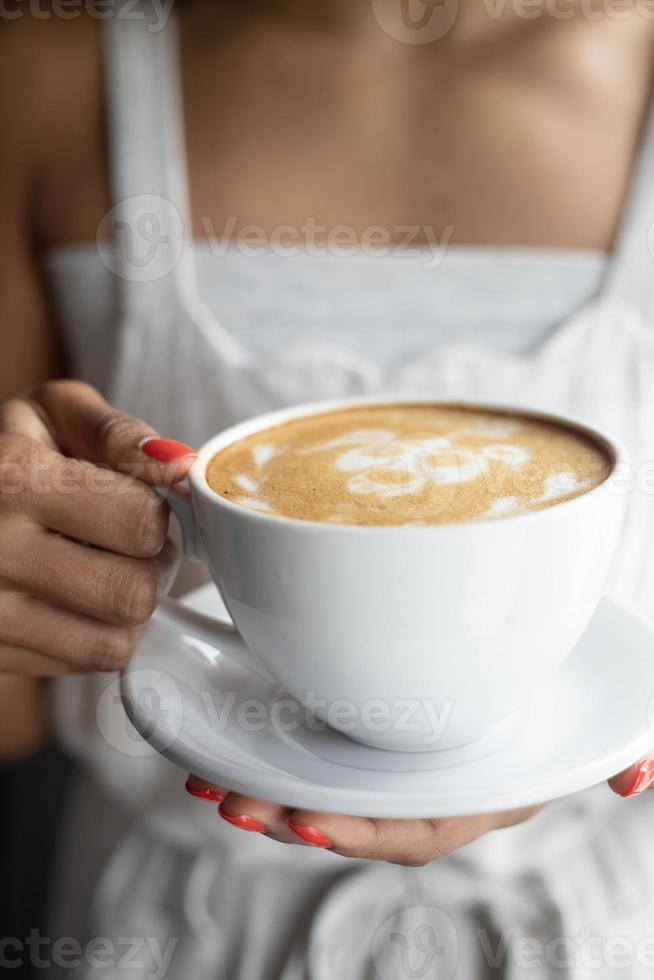 mulher bebendo café com leite foto
