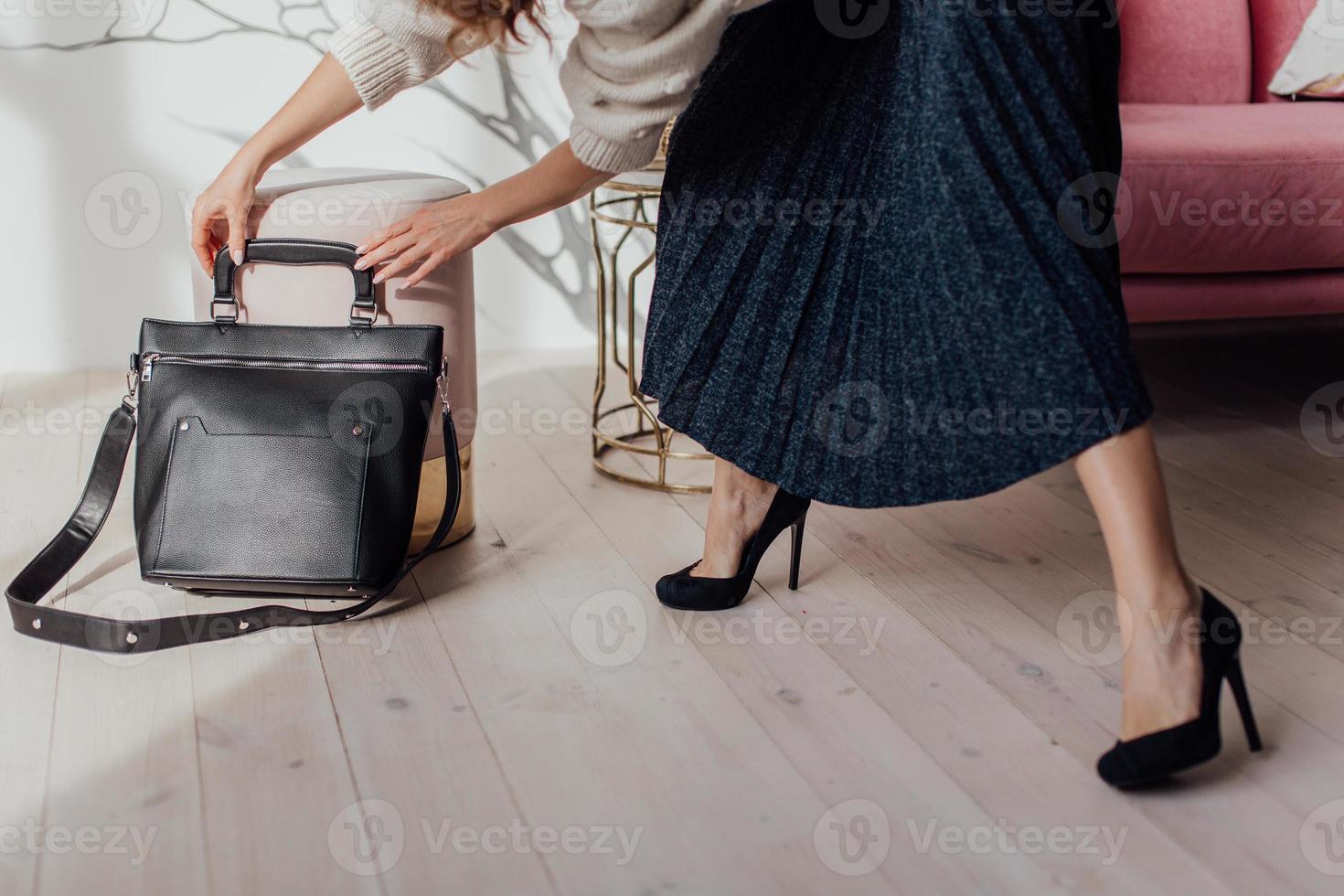 lindas bolsas complementam o estilo de uma garota lindamente vestida foto