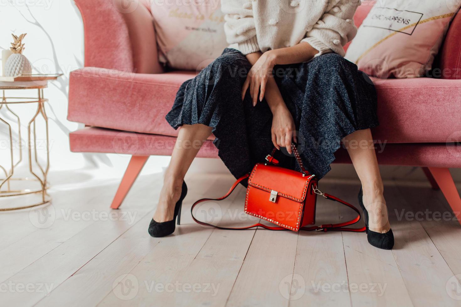 lindas bolsas complementam o estilo de uma garota lindamente vestida foto