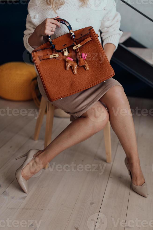 lindas bolsas complementam o estilo de uma garota lindamente vestida foto
