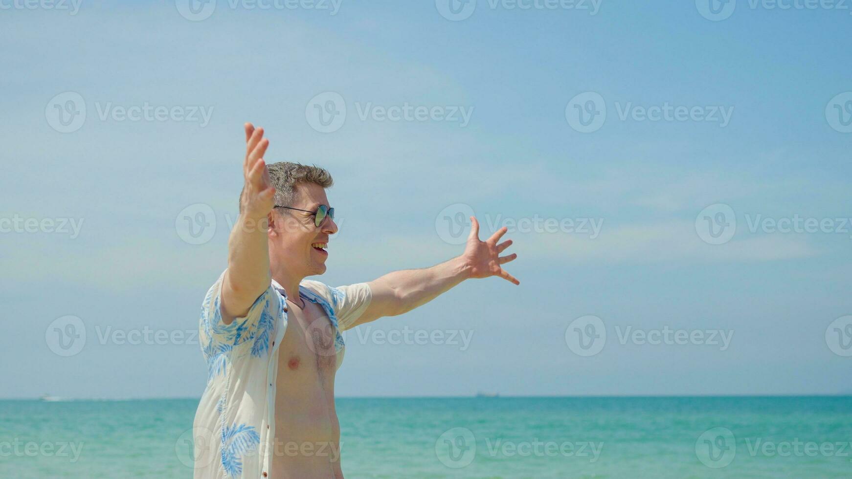 um casal se abraça e se beija na praia nas férias de verão e sorri e fica feliz nas férias. foto