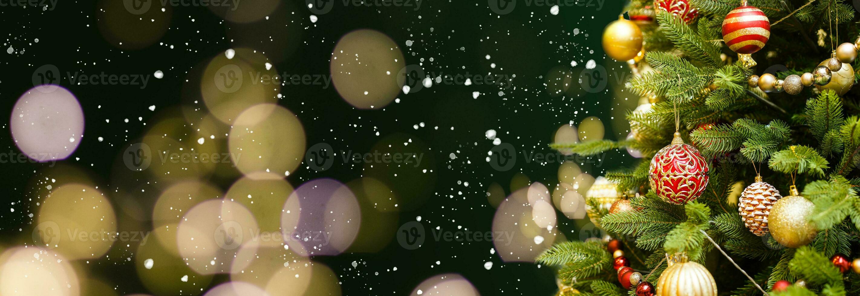 fundo dourado de natal com luzes desfocadas e árvore decorada foto