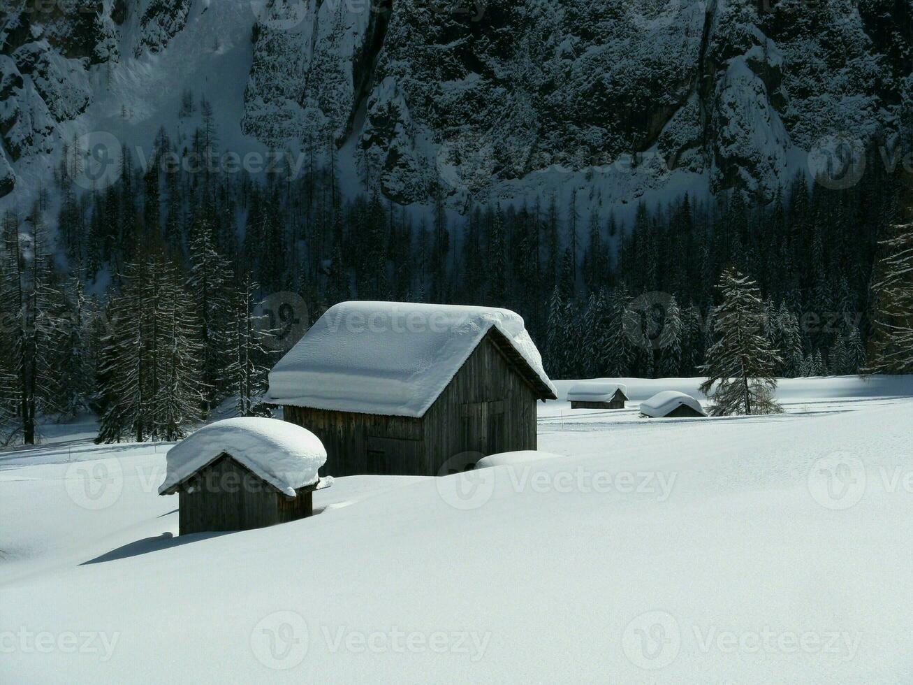 chalé dentro a montanhas dentro neve foto