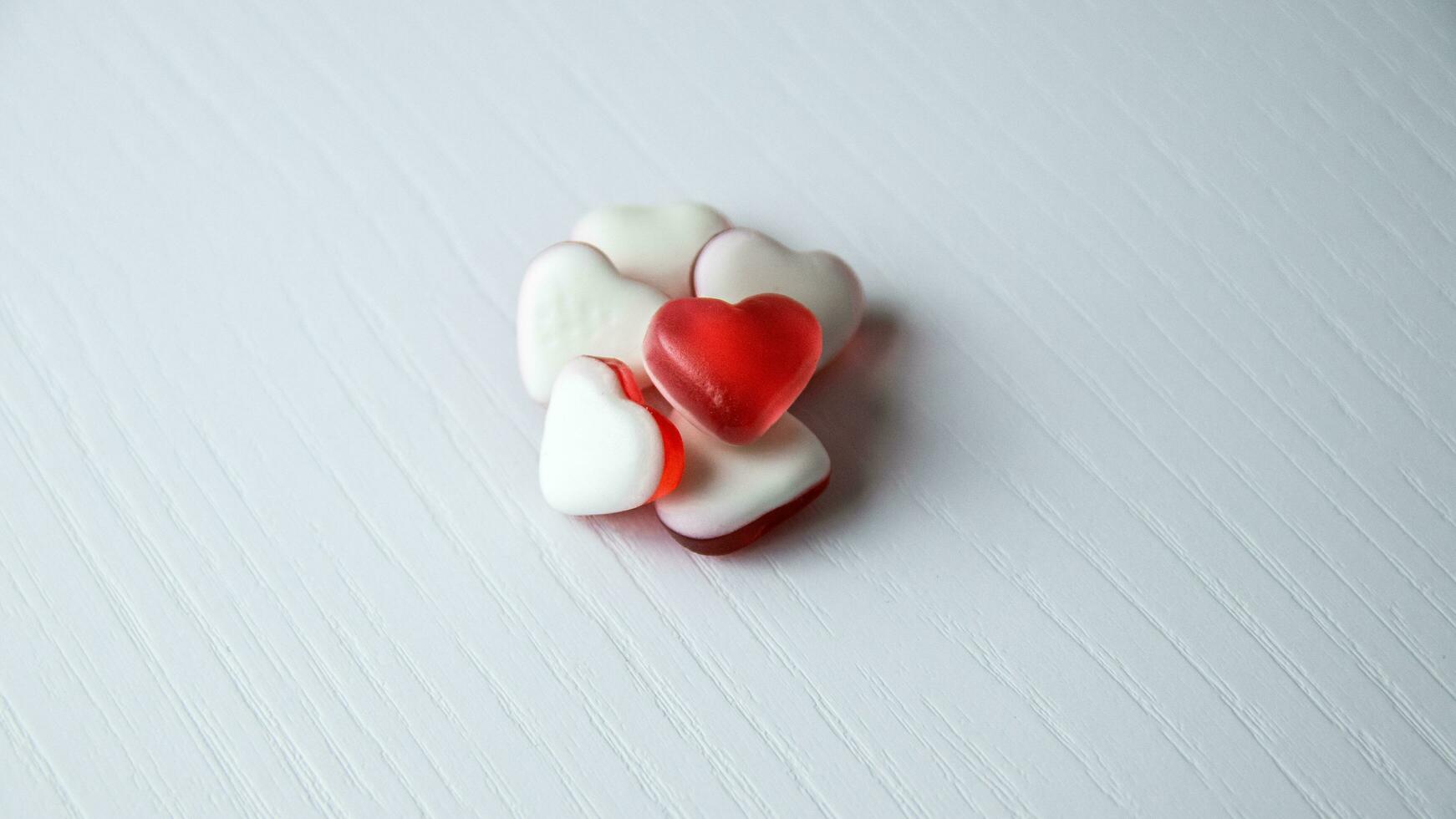 coração em forma gomas em branco fundo foto