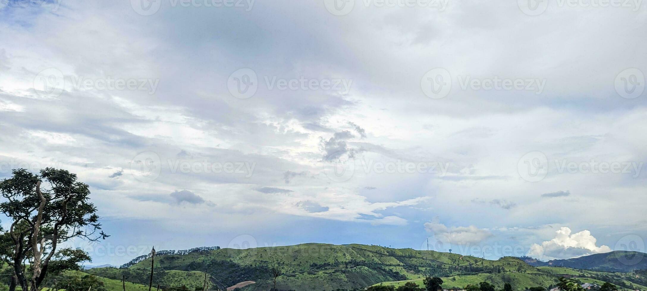 imagem do montanhas dentro a interior do Brasil foto