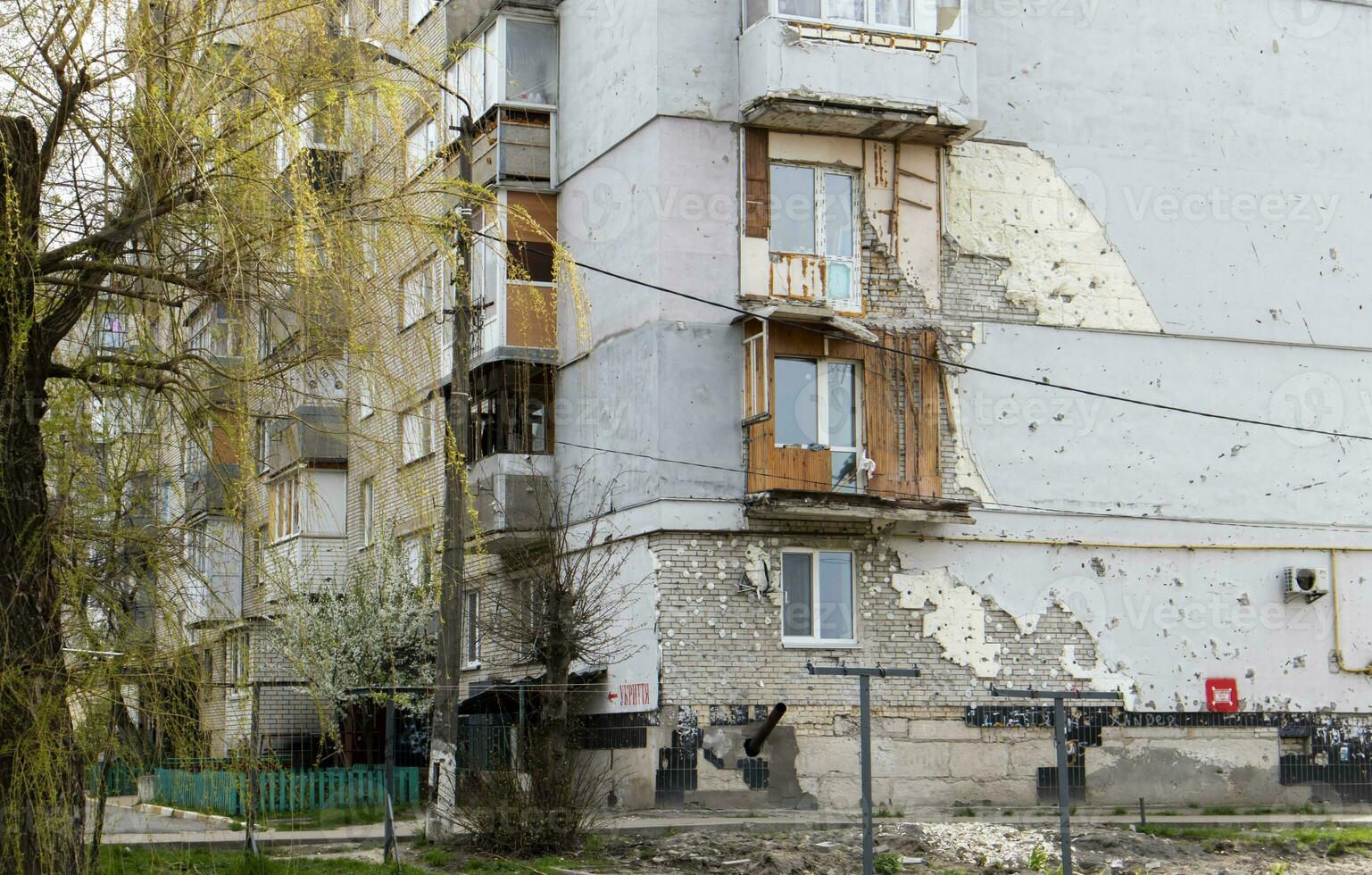 queimado apartamentos dentro uma de vários andares residencial prédio, a consequências do a guerra dentro Ucrânia. tradução - abrigo. bombardeado residencial prédio. Ucrânia, Kyiv - abril 29, 2023. foto