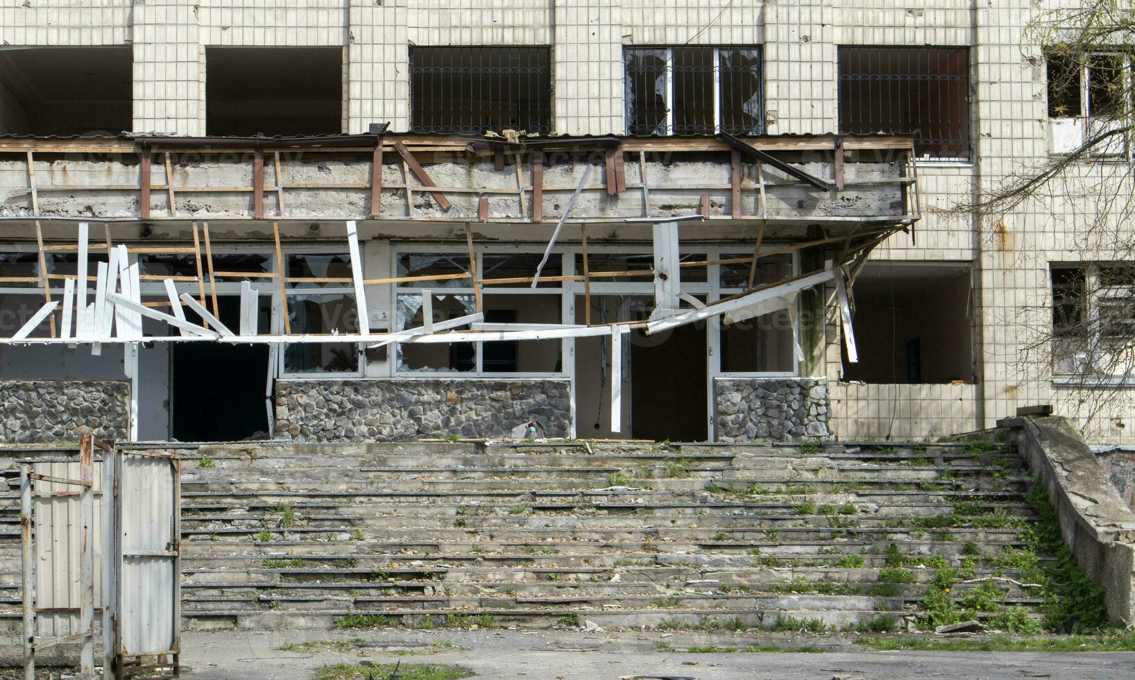 queimado apartamentos dentro uma de vários andares residencial prédio, a consequências do a guerra dentro Ucrânia. edifícios estragado de cartuchos. uma bombardeado apartamento construção depois de a ataque aéreo. foto