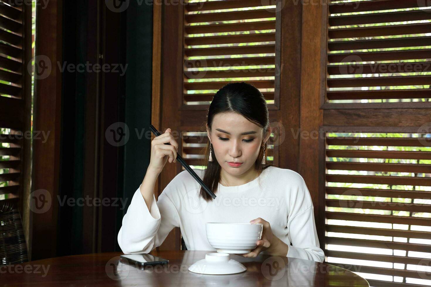 jovem ásia diferente étnico malaio chise homem mulher atividade estilo de vida aluna educando trabalho o negócio foto