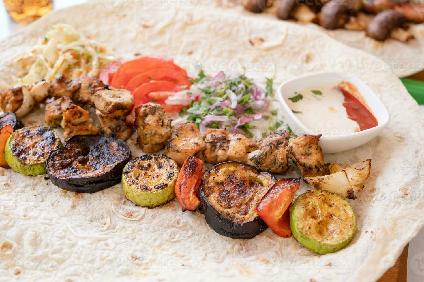 grelhado Kebab com Pão Pita pão e legumes em bandeja dentro verão velozes Comida rua cafeteria foto