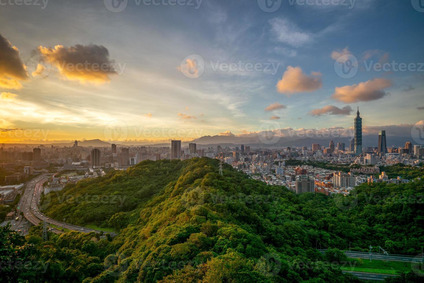 vista panorâmica da cidade de taipei em taiwan ao anoitecer foto