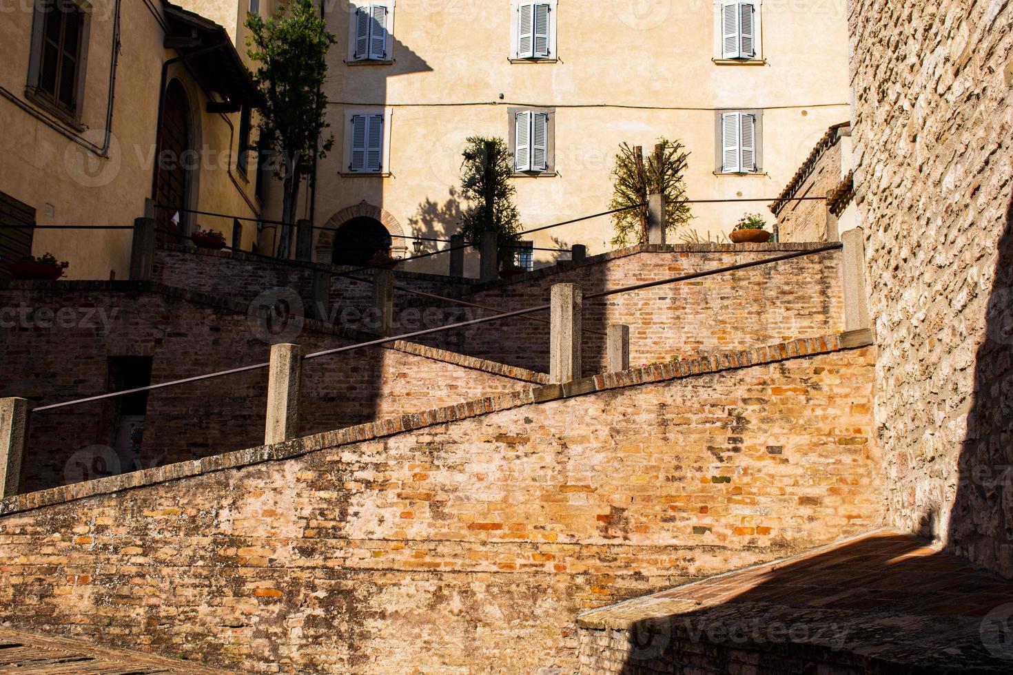 escadas na cidade central de gubbio em umbria, itália foto