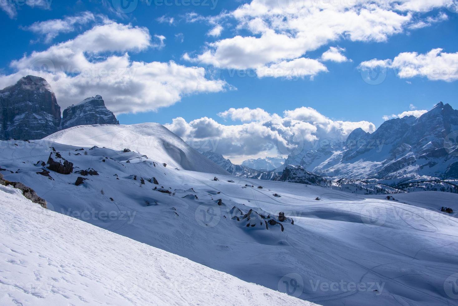 vales cobertos de neve nas dolomitas foto