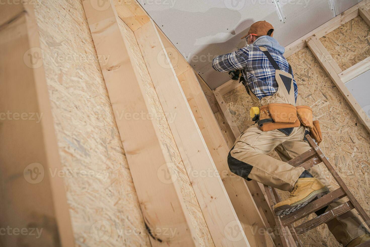 construção trabalhador realizando teto instalação foto