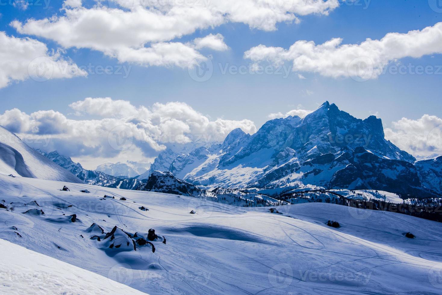 picos das dolomitas no inverno foto