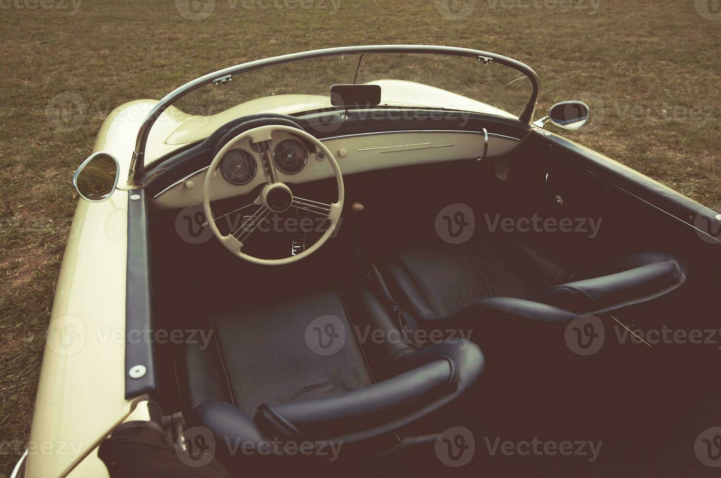 vintage conversível carro com aberto cobertura foto