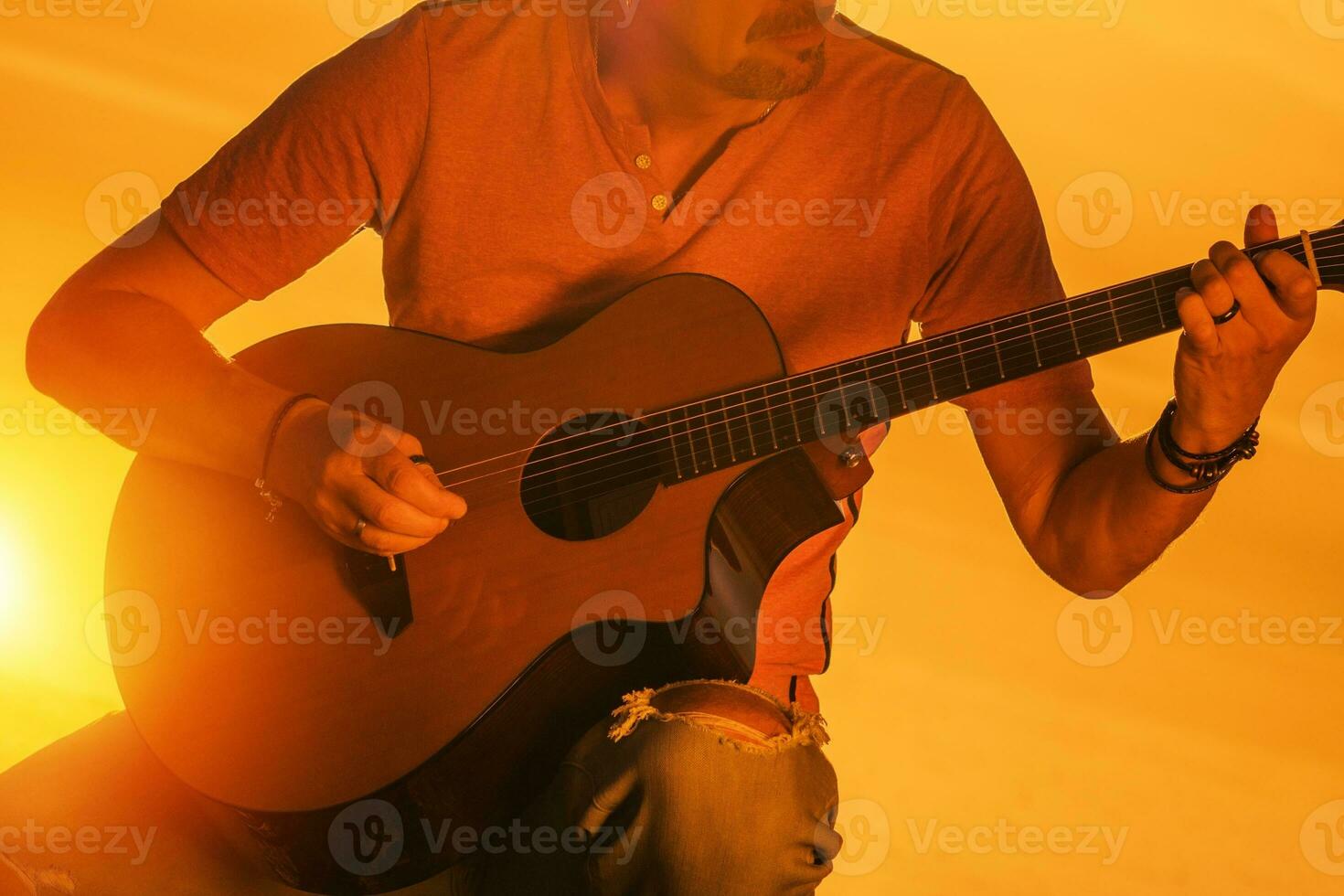 músico tocando violão foto