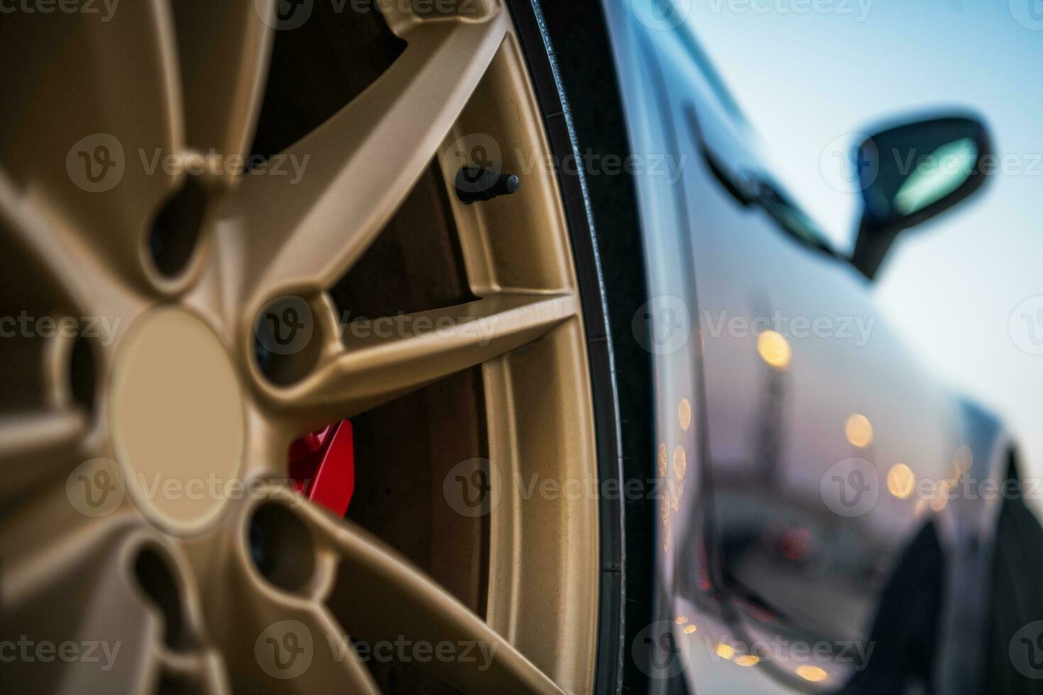 fechar acima do dourado pneu aro do exótico carro. foto