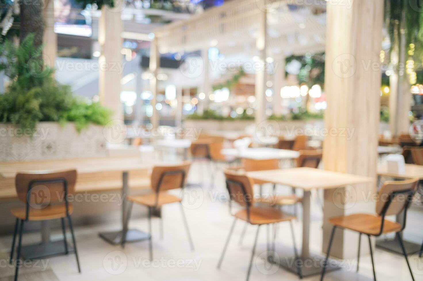 borrão bokeh fundo do interior mesa e cadeira dentro Shopping cantina. abstrato bokeh do Comida o negócio jantar quadra com não pessoa. desfocado do luz varejo estilo de vida cafeteria fazer compras decoração dentro moderno. foto