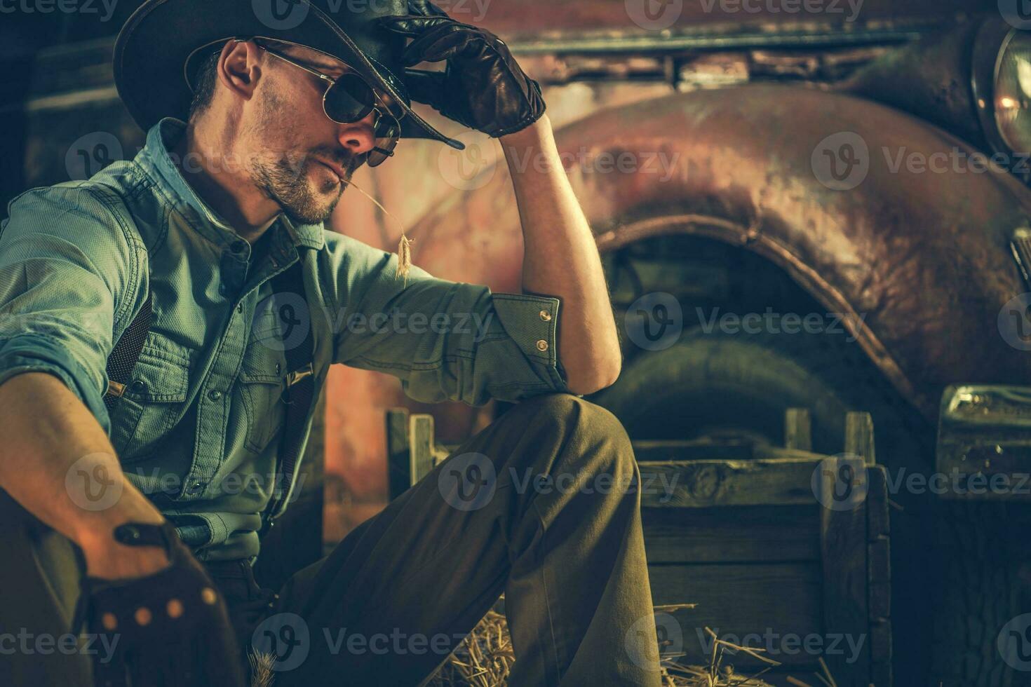 caucasiano rancheiro dentro a celeiro foto