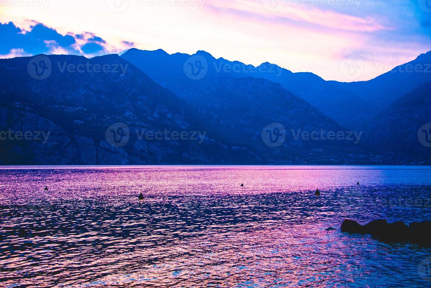 reflexos no lago garda ao pôr do sol foto