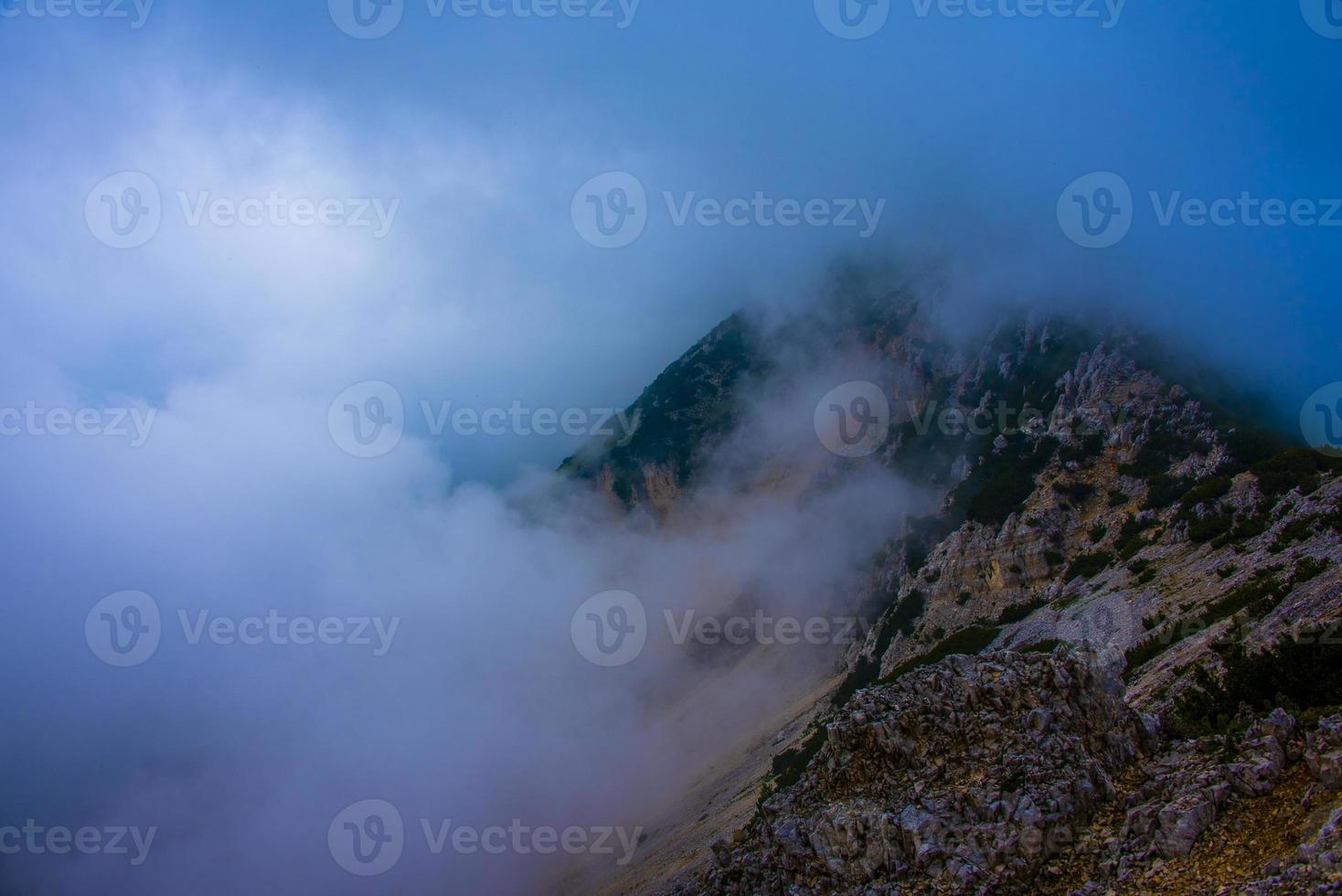 nuvens brancas no topo dos pré-Alpes venezianos foto