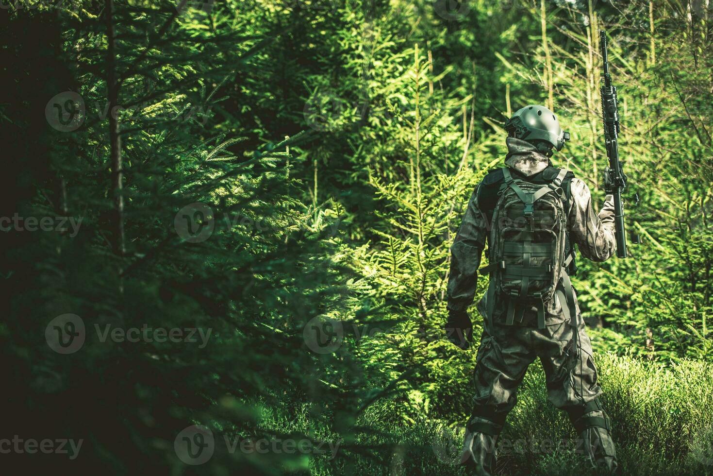 soldado missão dentro a floresta foto