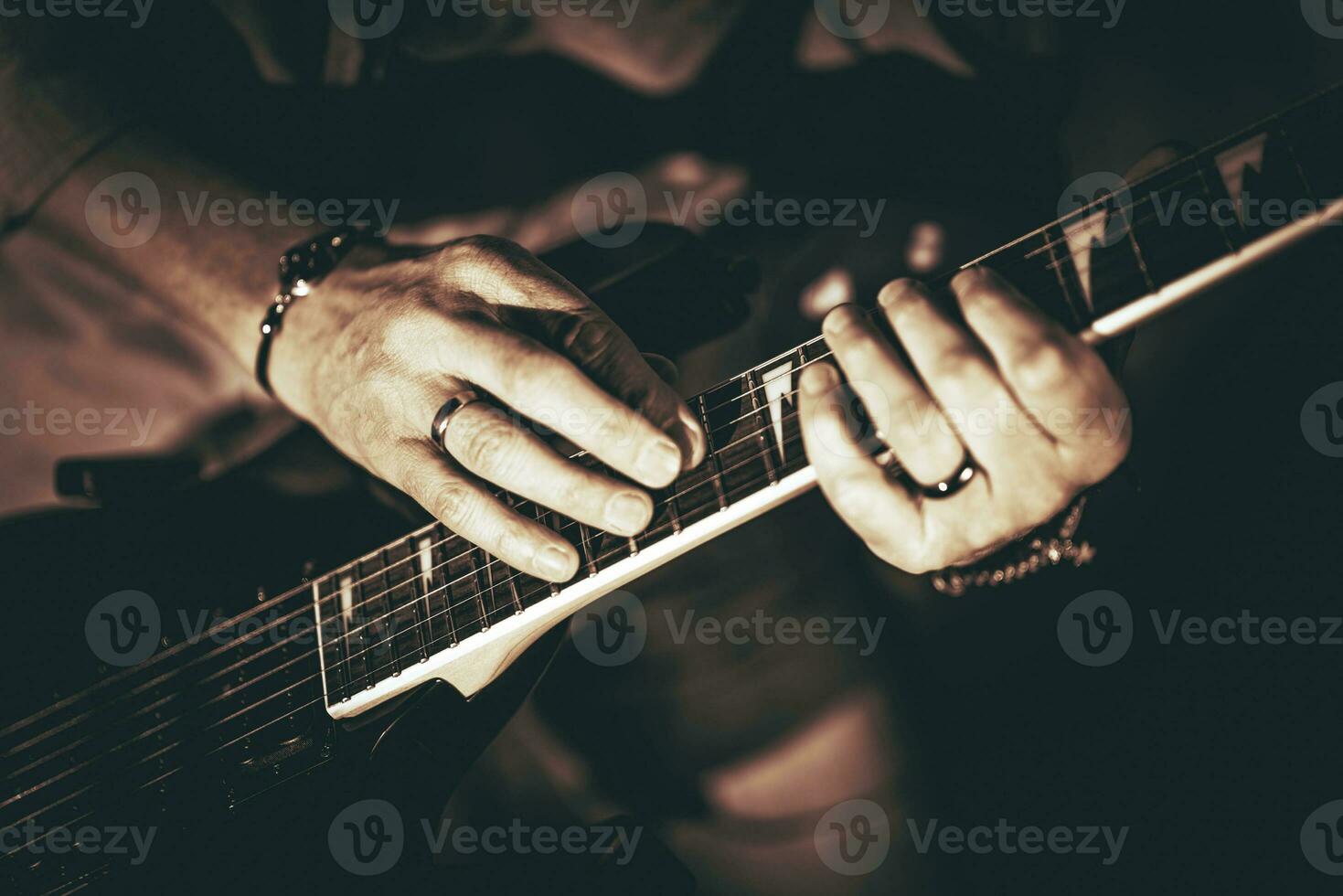jogando elétrico guitarra foto