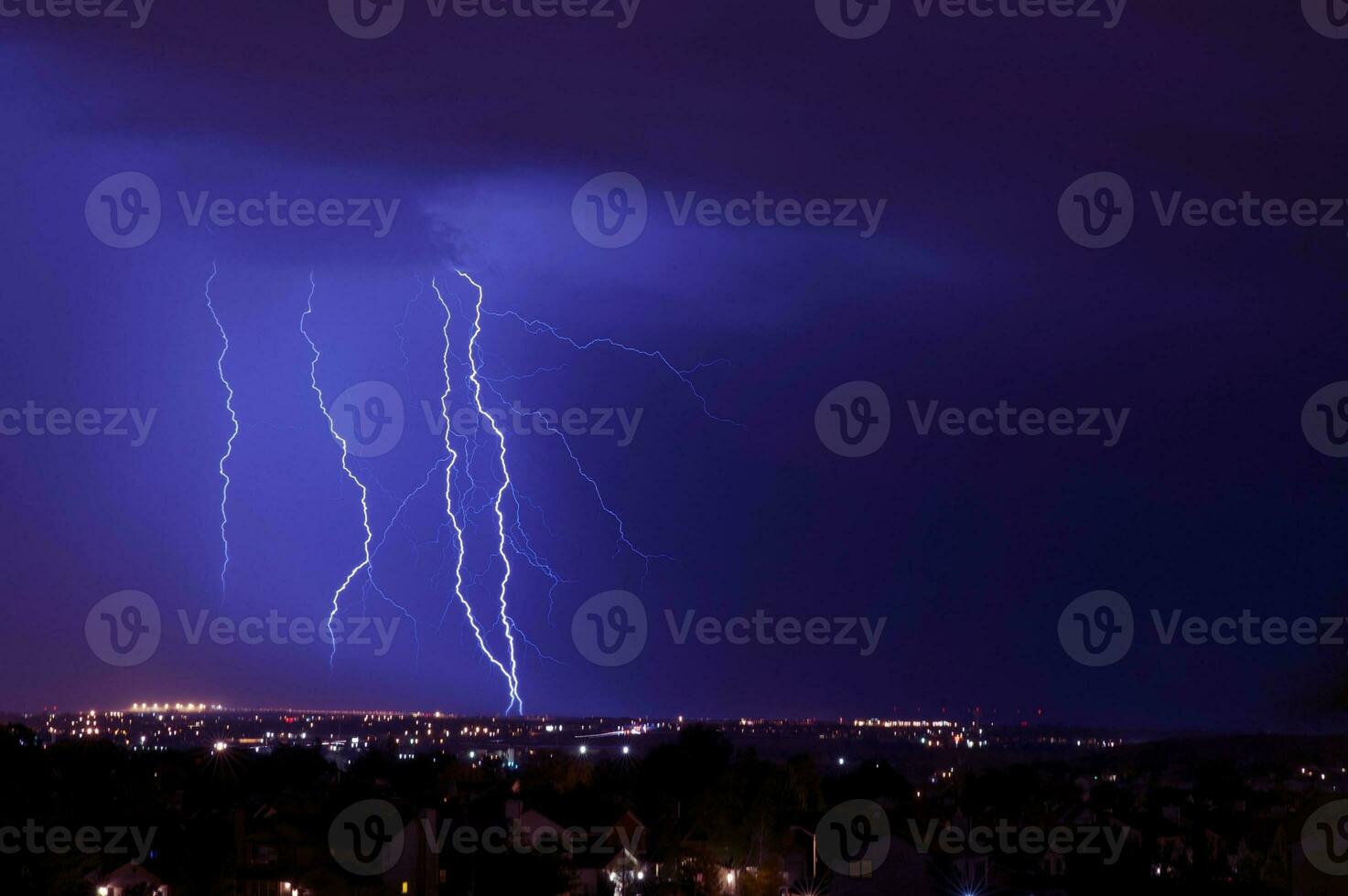 durante a noite relâmpago tempestade foto