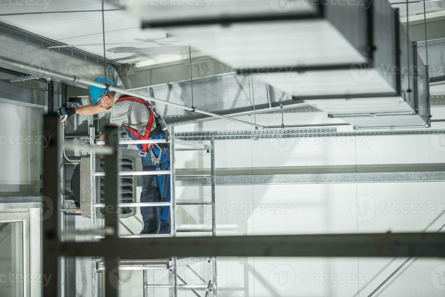 comercial aquecimento unidade instalação dentro uma armazém foto