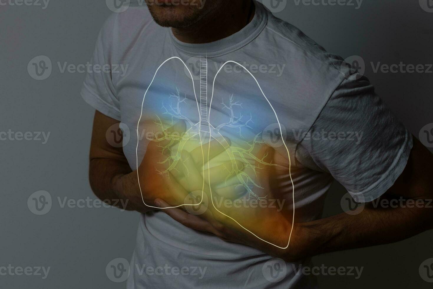 humano pulmões, homem segurando dele mão dentro a área do seus pulmões. foto