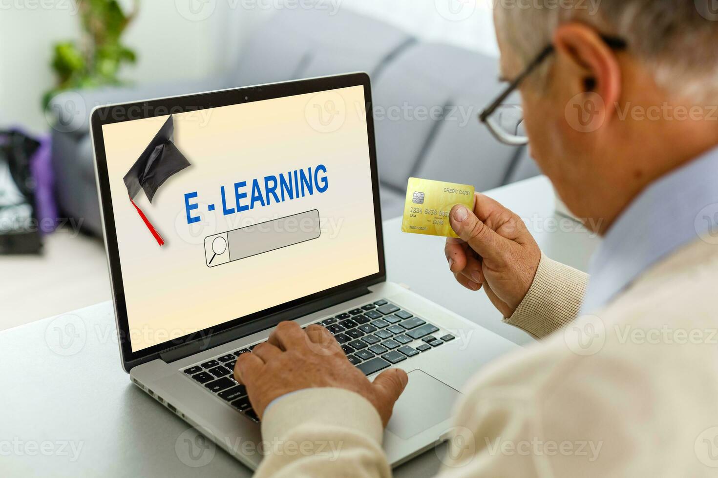 Educação tecnologia e Internet - aluna com computadores estudando on-line. a professor ensina usando vídeo chamando em uma computador portátil foto
