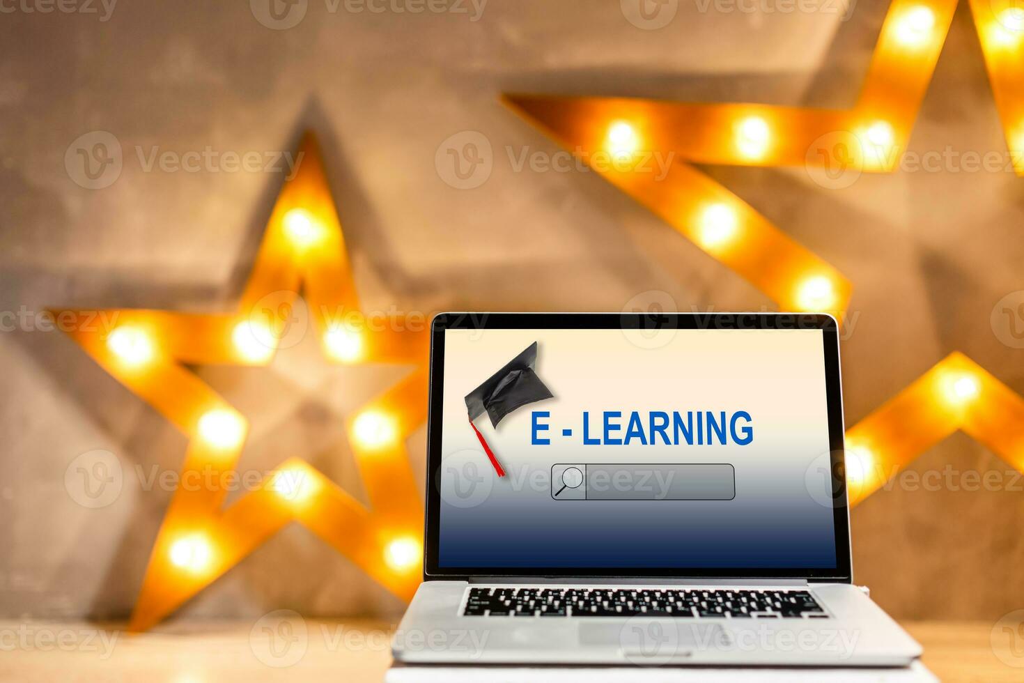 Educação tecnologia e Internet - aluna com computadores estudando on-line. a professor ensina usando vídeo chamando em uma computador portátil foto